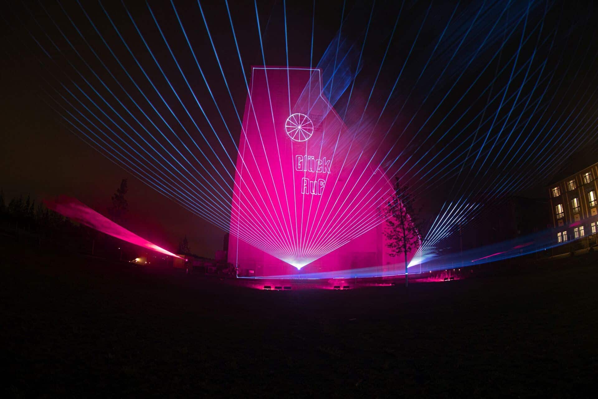 Lasershow mit Grafiken auf Förderturm in Kamp-Lintfort